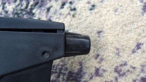 Ein Sprühgerät befeuchtet einen Teppich, um angenehmeren Schlaf trotz Hitze zu gewährleisten.