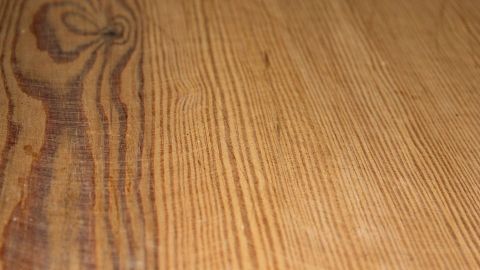 Bier auf ein Tuch, reibt damit das Holz ein und poliert gegebenfalls noch etwas nach. Massive Holzmöbel glänzen in natürlichem Licht, während sie gereinigt werden, um ihren Zustand zu erhalten.