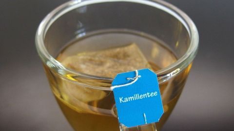 Fettige Haare sind unangenehm. Hier kann Kamillentee weiterhelfen.