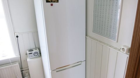 Kühlschrank als Whiteboard nutzen: Ist praktisch, weil man da täglich darauf schaut, und nebenbei kann man auch Zettelchen mit Magneten dran heften! Ein Kühlschrank steht in einer modernen Küche, auf seiner Tür sind Notizen und eine Übersicht angebracht für die Nutzung als Whiteboard.
