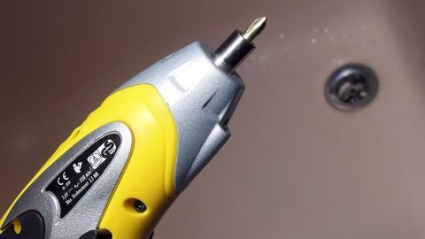 Wenn der Abfluss durch Haare verstopft ist, kann man diese mit einem Akkuschrauber sehr gut entfernen. Ein Akkuschrauber zielt auf einen Abfluss, um Haare zu entfernen und Verstopfungen zu beseitigen.