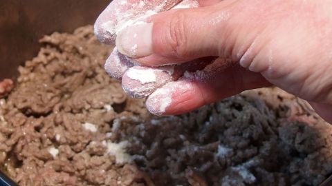 Hackfleisch wird locker und saftig beim Anbraten