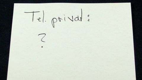 Ein weißer Zettel mit handschriftlichem Text, der nach privaten Telefonnummern fragt, im Kontext der Werbeanrufe.