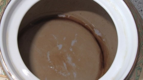 Braune Teetassenbeläge mit Cola säubern