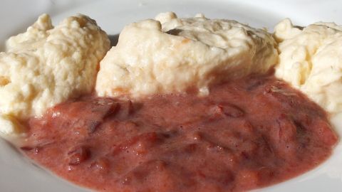 Quarkklößchen mit Pflaumenmus-Sauce