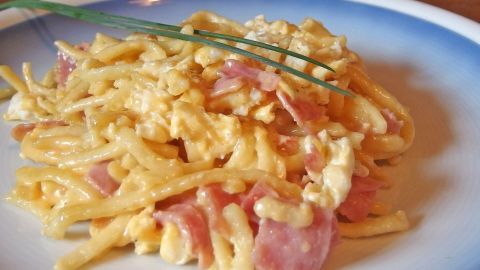 Spätzle mit Rührei, Schinkenwürfeln und Käse