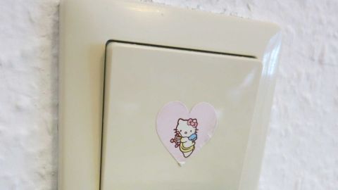 Zauberradierer von Meister Proper: dieses Ding ist das reinste Wunder - für Lichtschalter, Tische, hartnäckige Flecken jeder Art - probiert es aus, da ist das Geld nicht fehlinvestiert. Ein Schalter mit einem Hello Kitty-Aufkleber, der dekorativ an einer weißen Wand platziert ist.