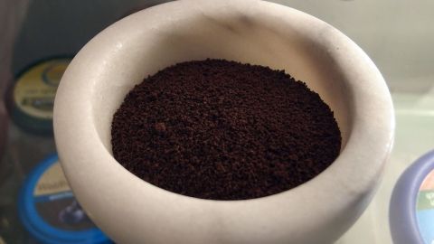 Ein Marmorbehälter mit Kaffeepulver steht im Kühlschrank, um unangenehme Gerüche zu bekämpfen.