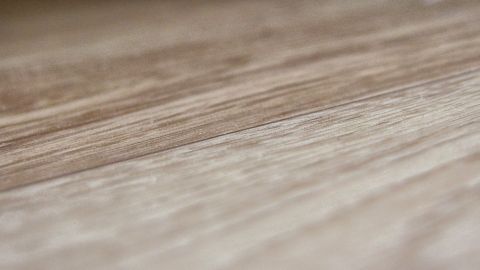 Ein Laminatboden mit einer natürlichen Holzoptik zeigt gerade den Glanz nach dem Putzen ohne Schlieren.
