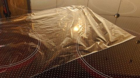 Mit diesem Tipp Frischhaltefolie besser und leichter handhaben. Funktioniert wirklich supergut und macht Spaß. Ein Stück Frischhaltefolie liegt auf einer glatten Oberfläche, bereit zum Abdecken von Lebensmitteln oder Geschirr.
