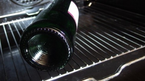 Etiketten von Weinflaschen entfernen