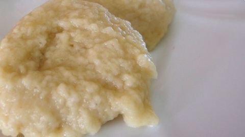 Eine cremige Portion Mehlspatzen liegt auf einem weißen Teller und wirkt einladend im Kontext einer herzhaften Mahlzeit.
