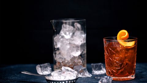 Hitti-Hitti: Mit Jägermeister, Pernod und Eiswürfeln gemixter Drink.