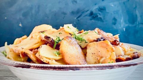 Probiere dieses Rezept für Bratkartoffeln süß-sauer mit einer köstlichen Mischung aus knusprigen Kartoffelscheiben und einem asiatisch inspirierten Sauerbraten. Perfekt für alle, die Abwechslung auf dem Teller lieben. Kreiere eine harmonische Kombination aus süßen und sauren Aromen mit diesen knusprigen Bratkartoffeln. Die raffinierte Würzmischung verleiht dem Gericht eine besondere Note, die deine Geschmacksknospen überrascht.