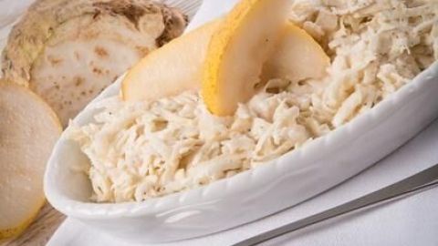 Selleriesalat wie früher: Frischer, fein geraspelter Knollensellerie – so schmeckt ein traditioneller Klassiker besonders lecker.