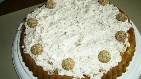 Giotto-Torte, bedeckt mit Sahnecreme und Giotto-Kugeln, steht auf einem Tisch, dekorativ und zum Servieren bereit. Datum: 17 Aug 2010.