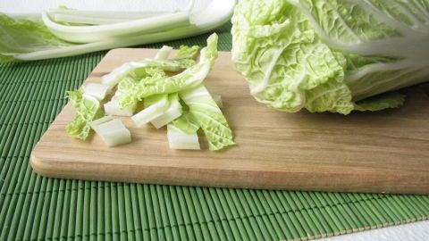 Frischer Chinakohl als Basis für einen fruchtigen Salat mit Mandarinen und Ananas – probier das einfache Rezept selbst aus.