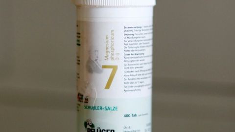 Ein Behälter mit dem Aufdruck "7" steht auf einem Tisch, möglicherweise zur Linderung von Wadenkrämpfen.