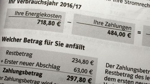 Um böse Überraschungen bei der Nebenkostenabrechnung zu vermeiden, sollte beim Kauf von Kühlgeräten auf den Energieverbrauch geachtet werden. Eine Abrechnung zeigt die Energiekosten von 718,80 € und Zahlungen von 484,00 €, im Kontext der Verbrauchsabrechnung.
