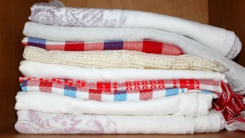 Ich habe zwischen die Tischdecken dünne Wellpappe gelegt und so kann ich gut jede beliebige rausziehen. Braucht natürlich etwas mehr Platz, aber ich finde, es lohnt sich. Gestapelte Tischdecken liegen ordentlich im Schrank und zeigen eine Mischung aus gemusterten und einfarbigen Designs.