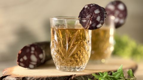 Tequila mal anders: Probier den schwäbischen Stil mit Tequila und einer Scheibe Schwarzwurst – für echte Genießer und Experimentierfreudige.