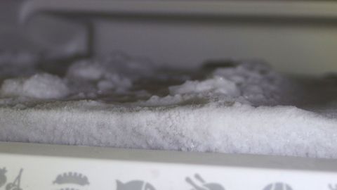 Eisige Ablagerungen im Kühlschrankblock, die abgetaut werden, um die Funktionsfähigkeit zu gewährleisten.
