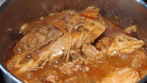 Ein dampfender Topf enthält Putengulasch, das langsam gekocht wird und in einer aromatischen Sauce schwimmt.