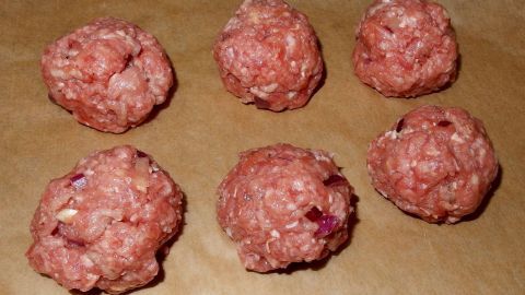 Mit dieser Methode bleibt mein Herd sauber, ich brauche kein Fett zum Anbraten und ich habe immer schnelle Hackbällchen für diverse Gerichte parat.