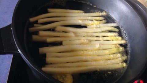 Spargel lässt sich super einfach in der Pfanne dünsten – mit Butter, Wasser und etwas Zitronenschale wird er besonders zart.