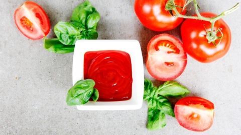 Ketchup selber herzustellen ist mit geringem Aufwand und nur wenigen Zutaten möglich, wie dieses Rezept zeigt. 