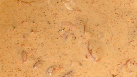 Eine cremige Kalte Currysoße liegt gleichmäßig in einer Schale, bereit zum Servieren und Verfeinern von Gerichten.