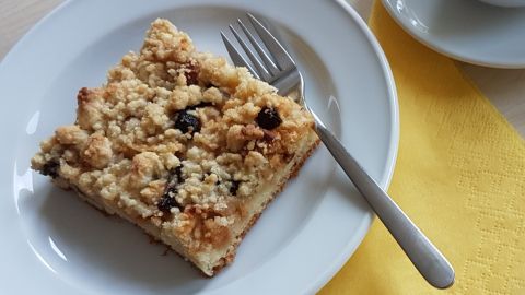 Schneller Obstkuchen aus der Tasse: Fruchtiger Genuss mit Streuseln, perfekt für spontane Kaffeepausen wie auf dem Bild.
