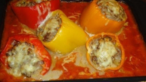 Gefüllte Paprika mit Tomatensoße