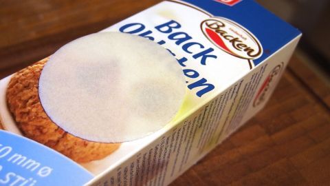 Eine Packung Backoblaten liegt auf einem Tisch. Die Oblaten sind zum Verzehr bei Sodbrennen gedacht.