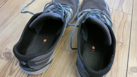 Zwei Schuhe liegen auf einem Holzboden, bereit, mit Brennspiritus gereinigt zu werden, um keine Abfärbungen zu hinterlassen.