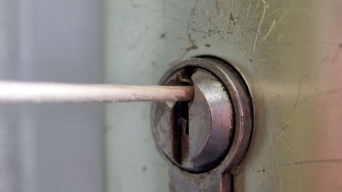Kind hat einen Zahnstocher ins Schloss gesteckt? So kann man ihn entfernen. Ein Zahnstocher steckt im Schloss einer Tür, während die Metallumrandung leicht abgenutzt aussieht.