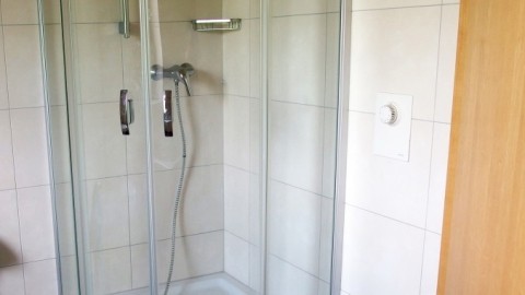 Wie bekommt man eine glänzende Duschabtrennung?
