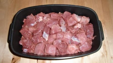 Mit frischem Fleisch beginnt dein würziger Teufelstopf direkt im Bräter – die perfekte Basis für dieses pikante Ofengericht.
