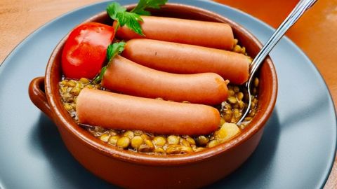 Hausgemachte Linsensuppe mit Würstchen und Gemüse – so schmeckt deftige Hausmannskost laut dem Rezept aus dem Artikel.