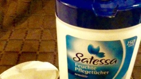 Feuchttücher liegen offen auf einem Tisch. Sie werden zum gezielten Entfernen von Flecken auf Textilien verwendet.