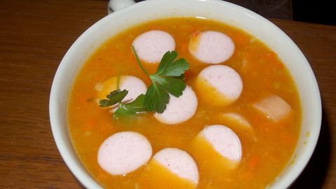 Kürbissuppe mit Würstchen und Mettklößchen