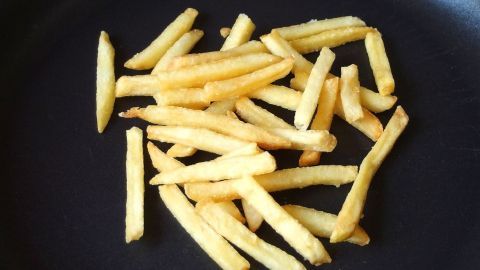 Um kalte Pommes wieder knusprig und lecker zu machen, gibt es einfache Tipps, die du nachlesen kannst. In der Pfanne erhitzt, erhalten sie ihre perfekte Konsistenz zurück und schmecken fast wie frisch zubereitet. Kalte Pommes liegen verstreut in einer Pfanne und werden weiteren Temperaturen ausgesetzt, um wieder knusprig zu werden.
