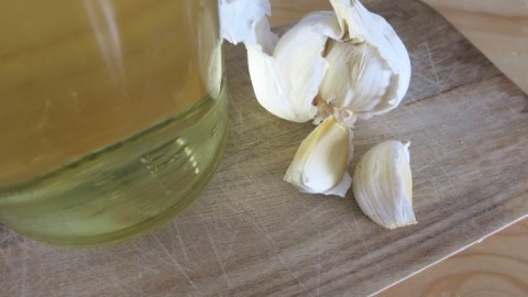 Knoblauch- oder anderes aromatisiertes Öl selbermachen