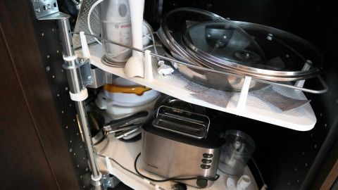 Küchengeräte sind ordentlich in einem Schrank verstaut, bereit zum Tauschen oder Ausleihen mit Freunden und Nachbarn.