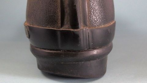 Sind Schuhabsätze schief abgelaufen, sollte man seinen Hausarzt fragen (dabei die Schuhe mitnehmen). Eventuell verschreibt er Schuheinlagen oder schickt einem zum Orthopäden. Ein schiefer Schuhabsatz ist deutlich sichtbar, der Boden ist unregelmäßig und wirkt abgenutzt, vor schlichtem Hintergrund.