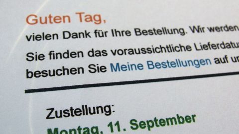 Eine Dankesnachricht bestätigt eine Bestellung und nennt das Lieferdatum im Kontext des sicheren Online-Einkaufs.