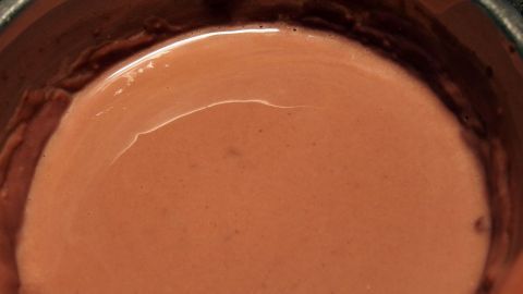 Ein cremiger Schokoladenpudding füllt eine Schüssel und wartet darauf, serviert zu werden. Schokoladen-Resteverwertung wird hier umgesetzt.
