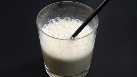 Colamilch mit Eiswürfeln - ein Getränk aus Cola und Milch