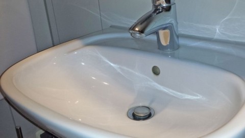 Armaturen mit WC-Reiniger auf Hochglanz bringen