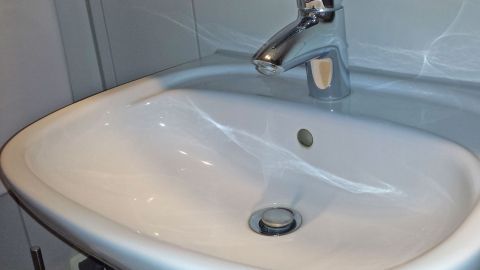 Erfahre, wie du mit WC-Reiniger deine Armaturen zum Strahlen bringst. In dem Artikel erfährst du einfache Tipps, um unschöne Ablagerungen zu entfernen und deinem Waschbecken ein hygienisches Aussehen zu verleihen. Ein glänzender Wasserhahn ist über einem sauberen, weißen Waschbecken im Badezimmer sichtbar.